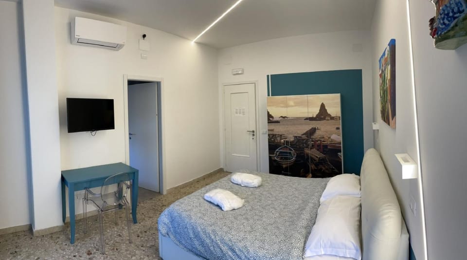 Bed, TV and multimedia, Bedroom, wardrobe, air conditioner