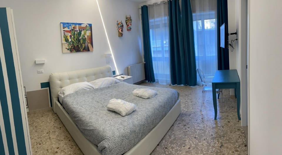 Bed, TV and multimedia, Bedroom, wardrobe, air conditioner