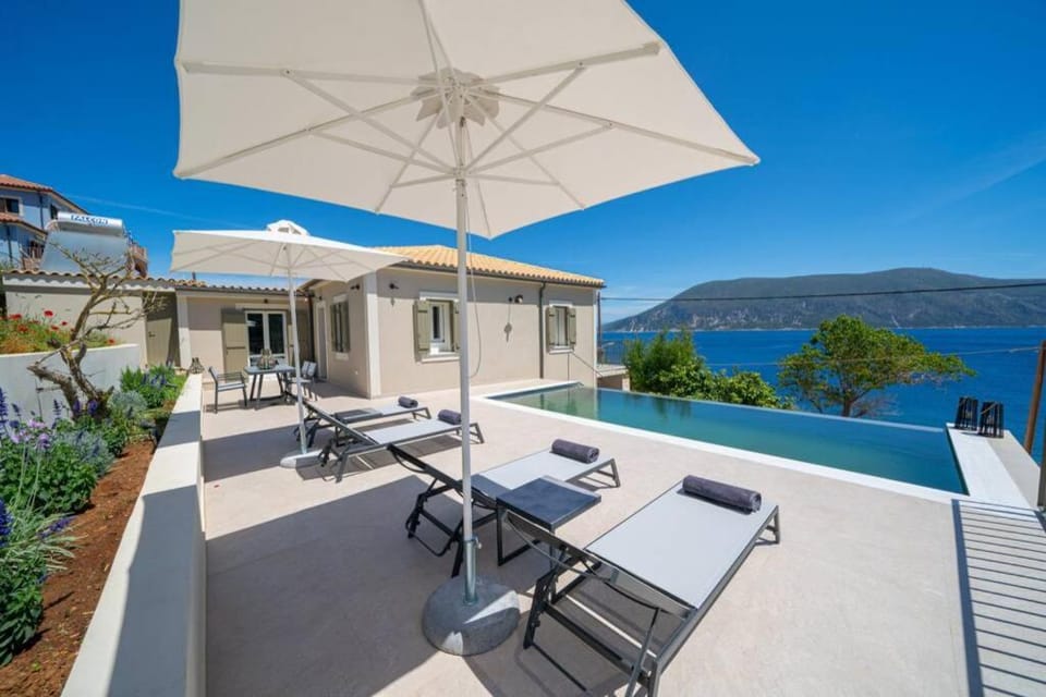 Property building, View (from property/room), Balcony/Terrace, Balcony/Terrace, Sea view, Swimming pool, Swimming pool, sunbed