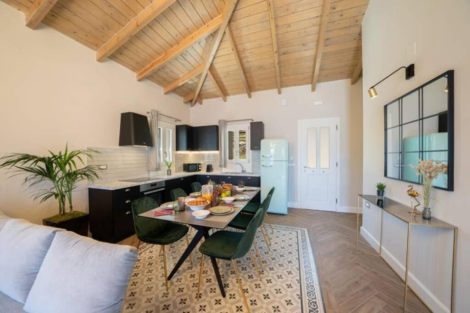Kitchen or kitchenette, Dining area, minibar, pet friendly, stove