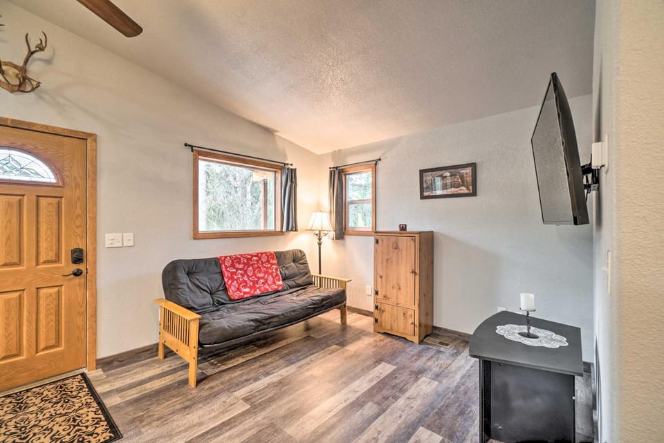 Cozy Downtown Soldotna Cabin: Dogs Welcome! Cabin in Soldotna
