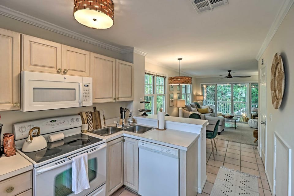 Charming 'Boho Breeze' Retreat w/ Pool Access House in Stock Island