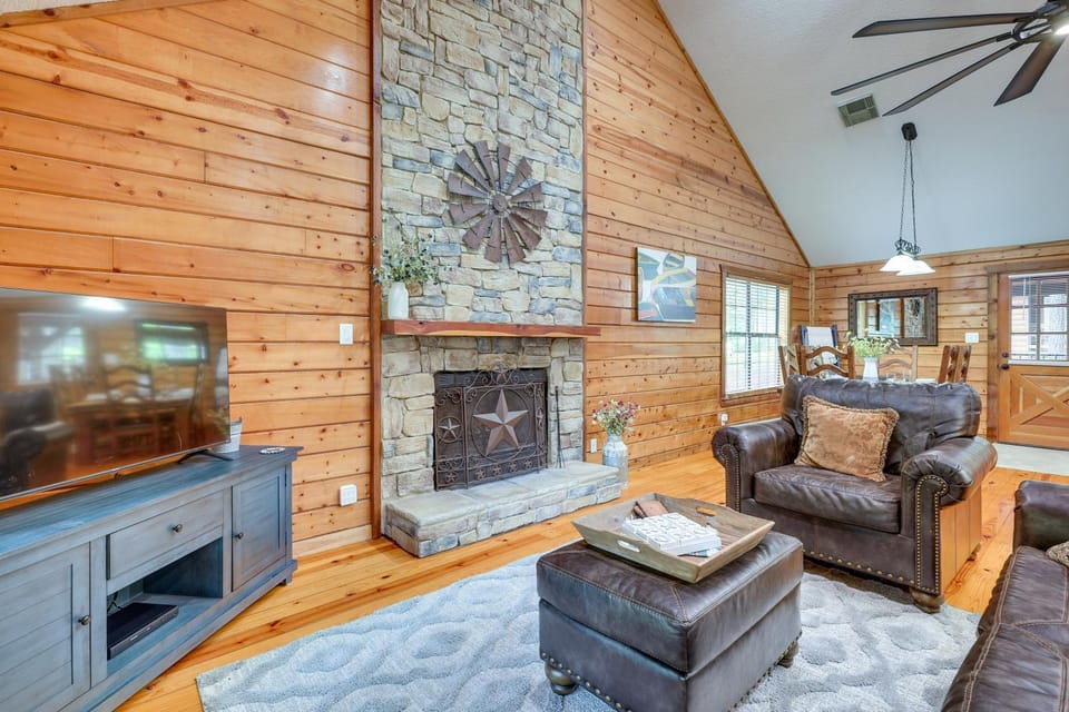 Hot Tub: Luxe Lake Livingston Cabin in Cape Royale Cabin in Lake Livingston
