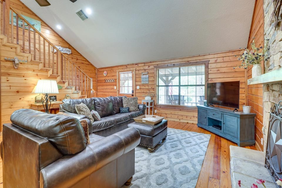 Hot Tub: Luxe Lake Livingston Cabin in Cape Royale Cabin in Lake Livingston