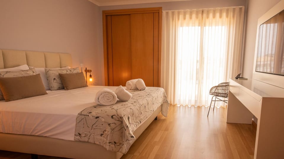 Bed, TV and multimedia, Photo of the whole room, Bedroom, air conditioner