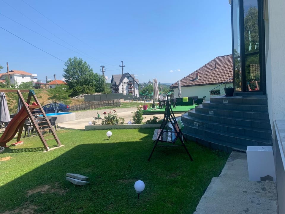 Perla Muntilor Ponoarele, Padurea de liliac Bed and Breakfast in Romania
