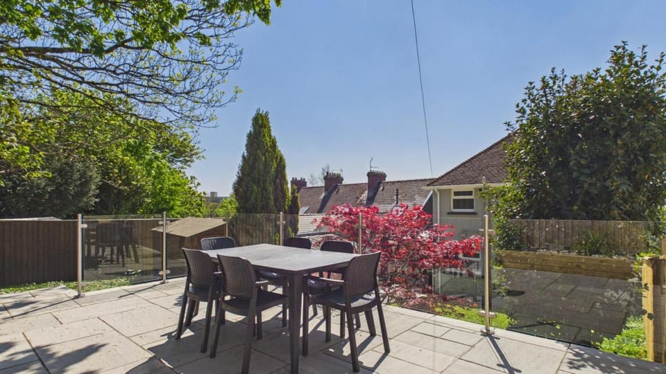 Mayfield House - 4 Bedroom House - Tenby Bed and Breakfast in Wales