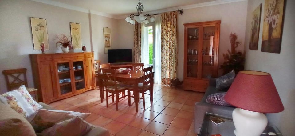 Communal lounge/ TV room, Seating area, Dining area