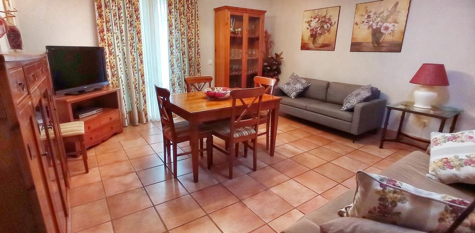 Communal lounge/ TV room, Seating area, Dining area