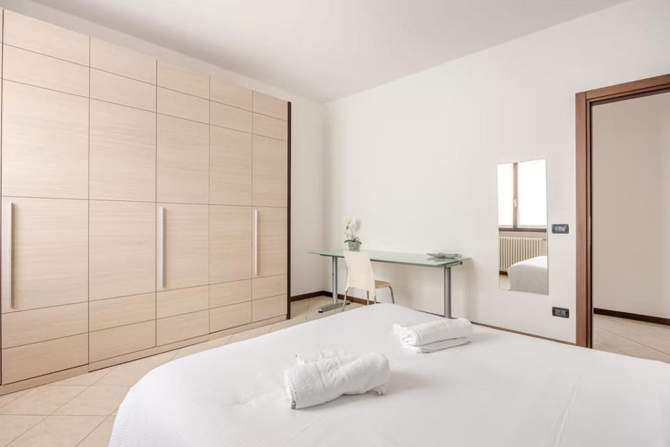 Photo of the whole room, Bedroom, wardrobe