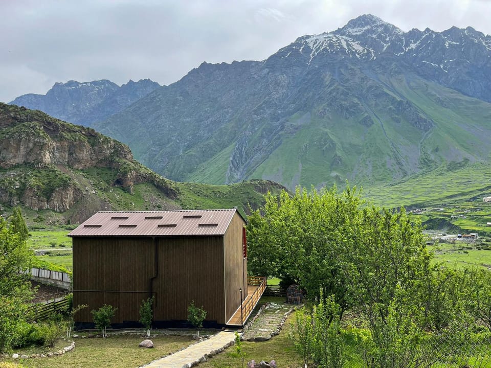 Property building, Spring, Garden, Balcony/Terrace, Mountain view