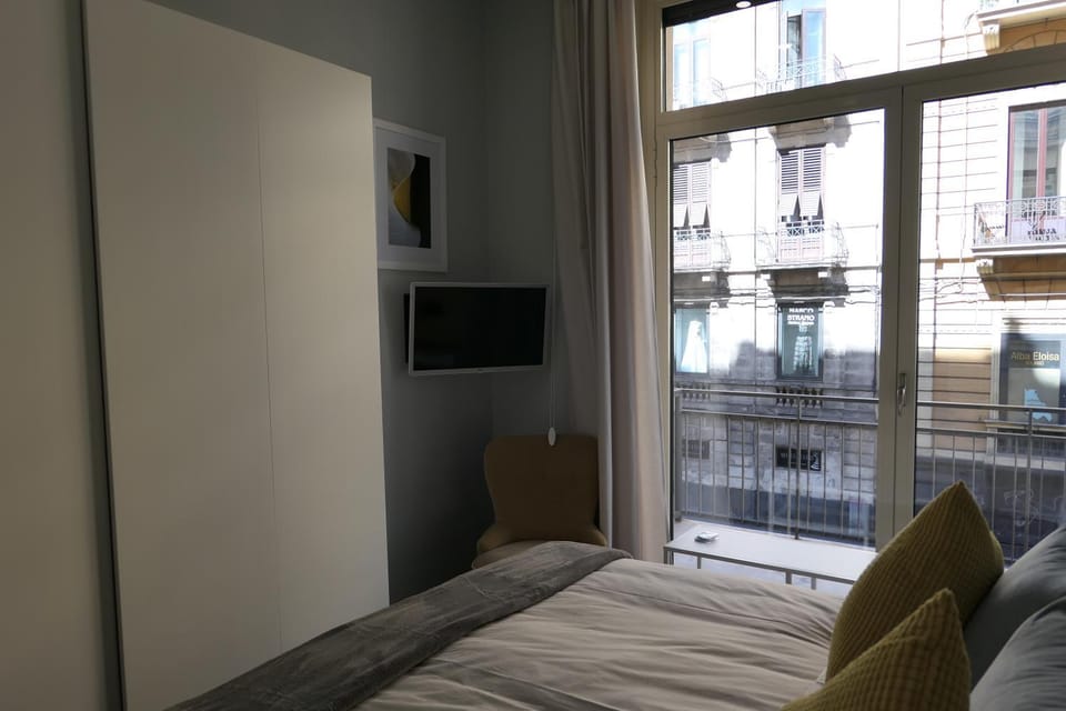 Bed, TV and multimedia, Bedroom