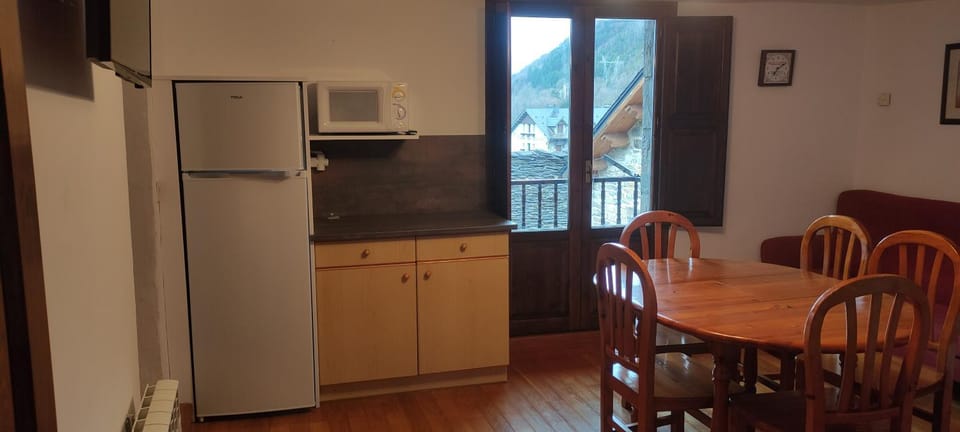 Nearby landmark, Dining area, Landmark view, Meals, kitchen