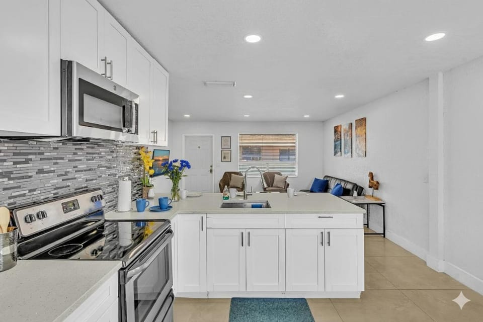 Modern 2br Near Aventura Mall & Sunny Beach House in Hallandale Beach
