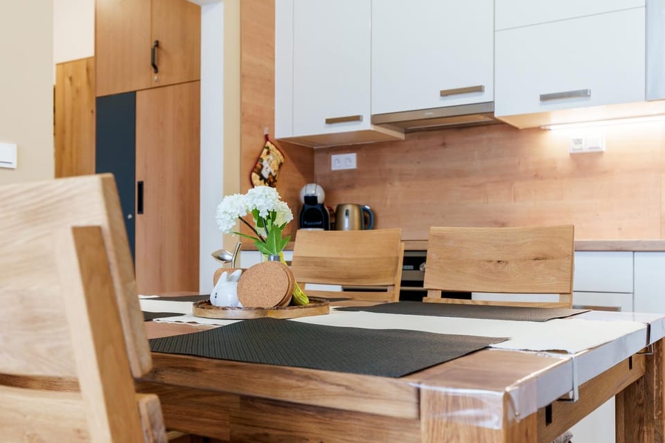 Kitchen or kitchenette, Dining area