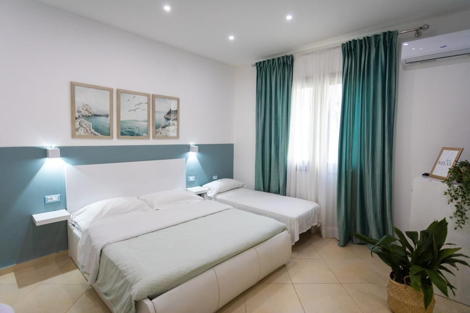Bed, Photo of the whole room, Bedroom, air conditioner