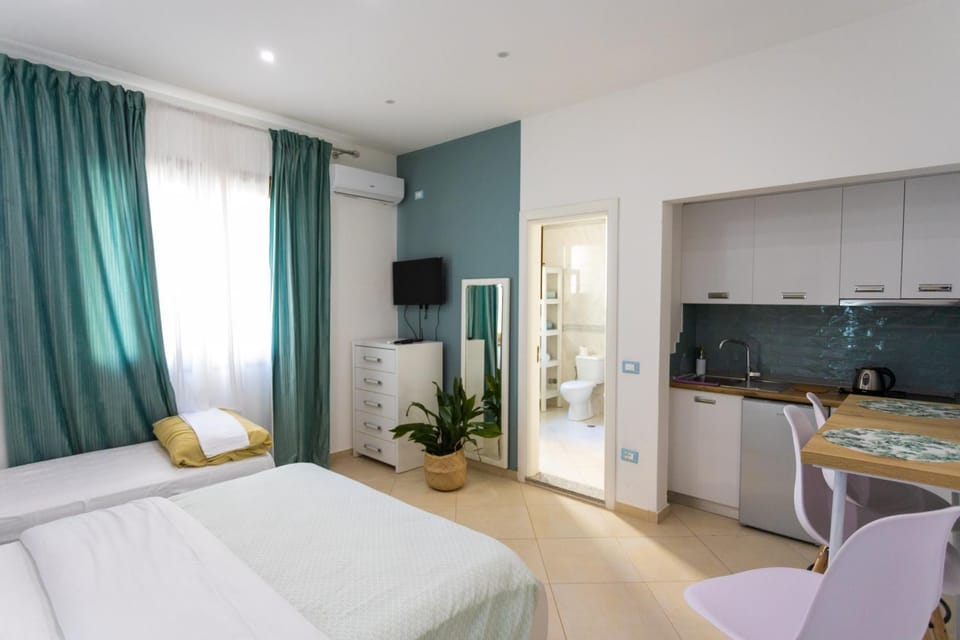 Bed, TV and multimedia, Kitchen or kitchenette, Living room, Photo of the whole room, Seating area, Dining area, Bedroom, minibar, wardrobe, kitchen