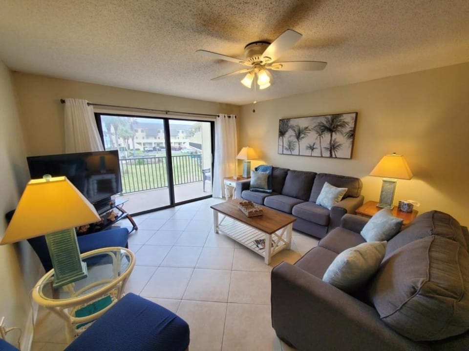 Summerhouse 433 condo Apartment in Crescent Beach