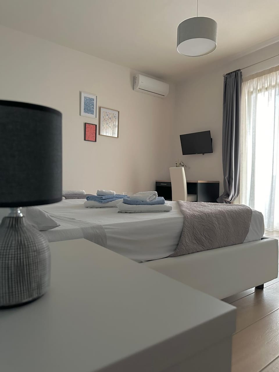 Bed, TV and multimedia, Photo of the whole room, Bedroom, air conditioner