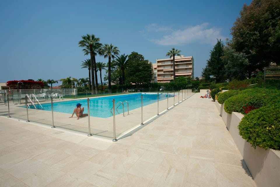 Property building, Day, Pool view, Swimming pool, sunbed