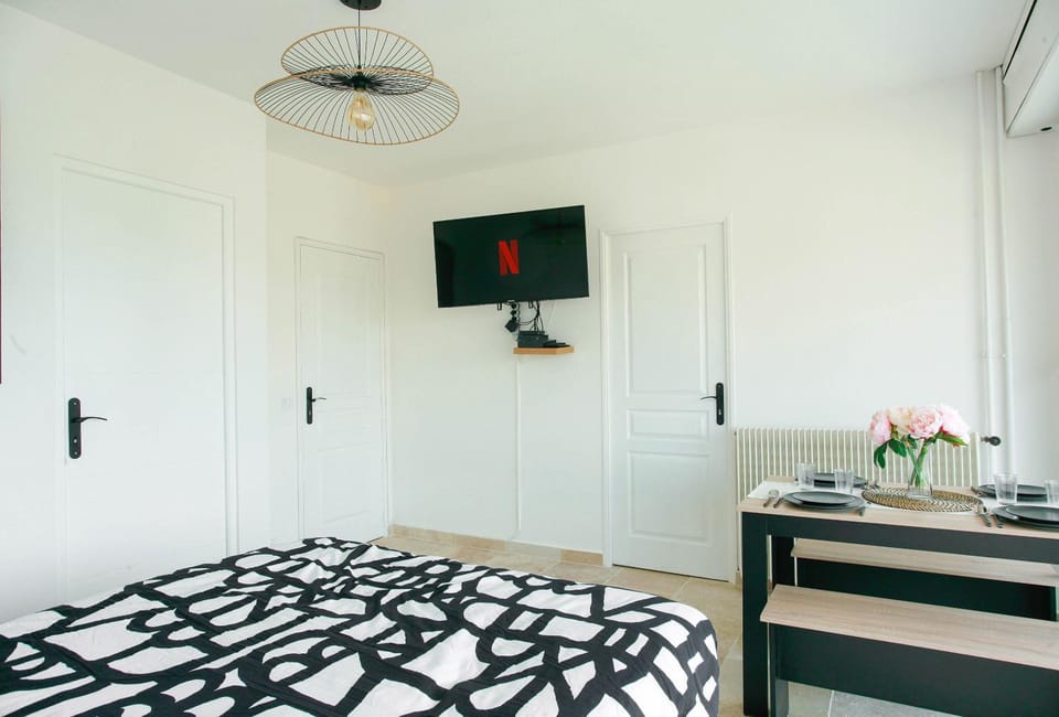 Communal lounge/ TV room, Bed, TV and multimedia