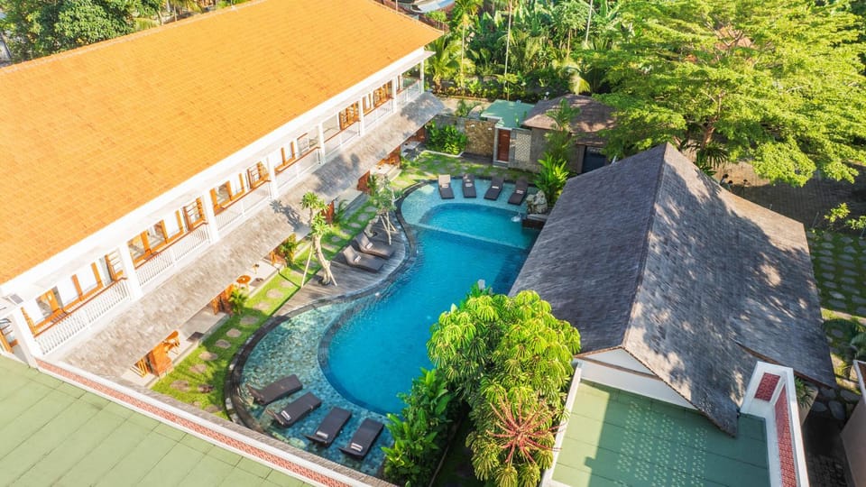 Property building, Bird's eye view, Garden, Pool view, Swimming pool, sunbed