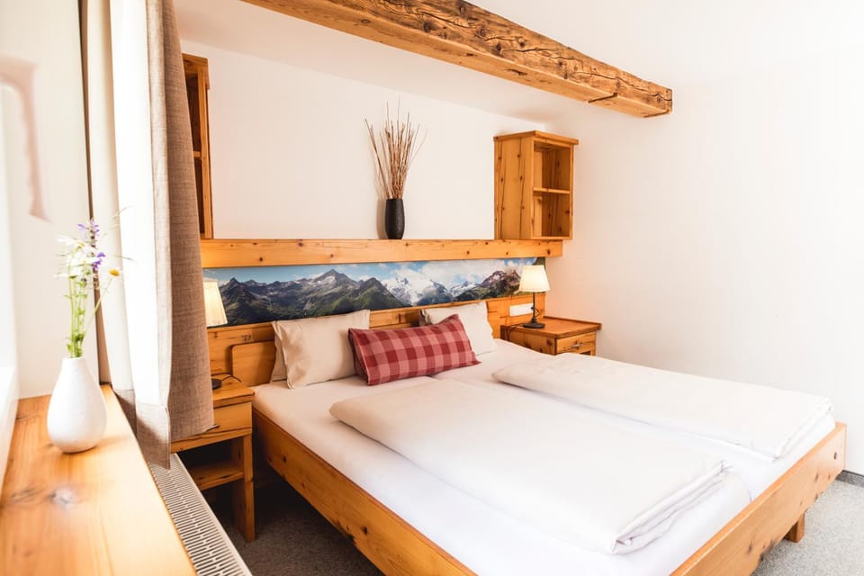 Bed, Balcony/Terrace, Photo of the whole room, Mountain view, safe