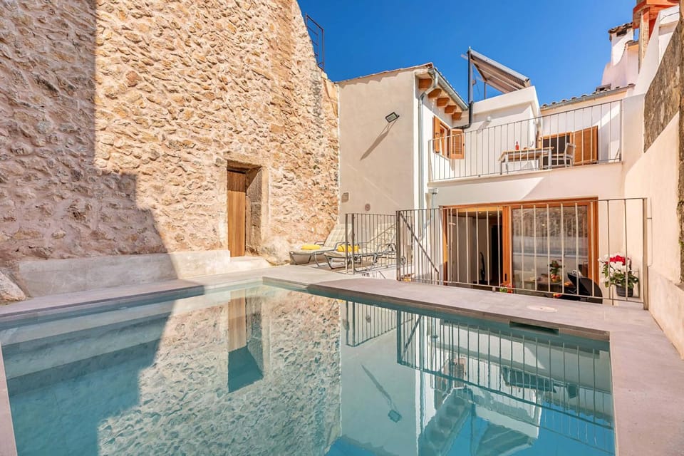 Swimming pool, sunbed