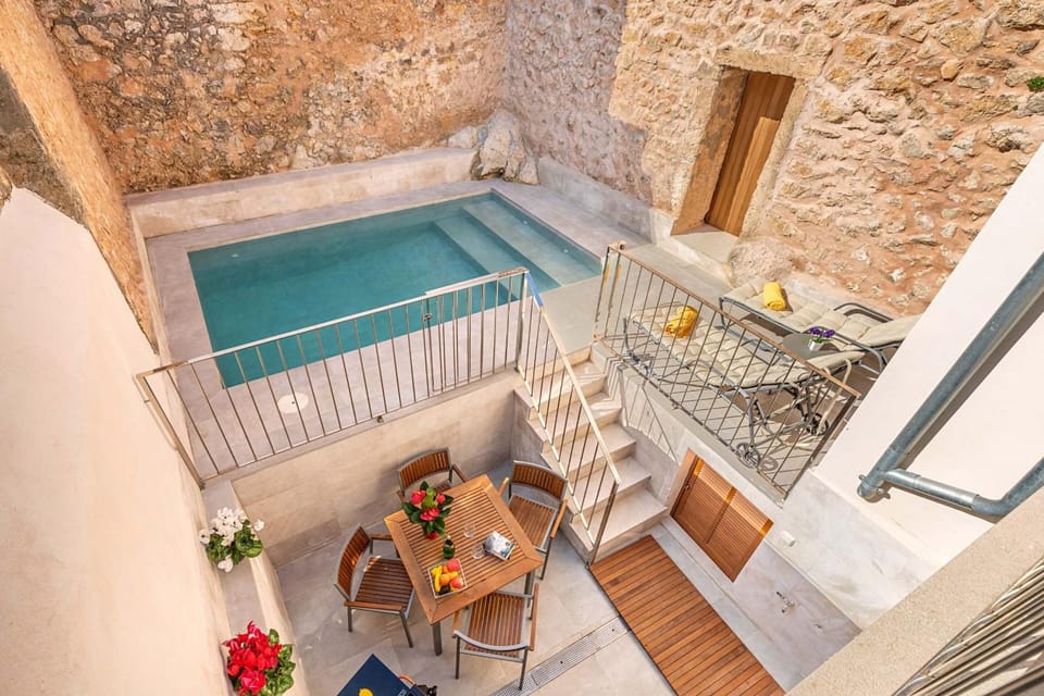 Patio, Swimming pool, sunbed
