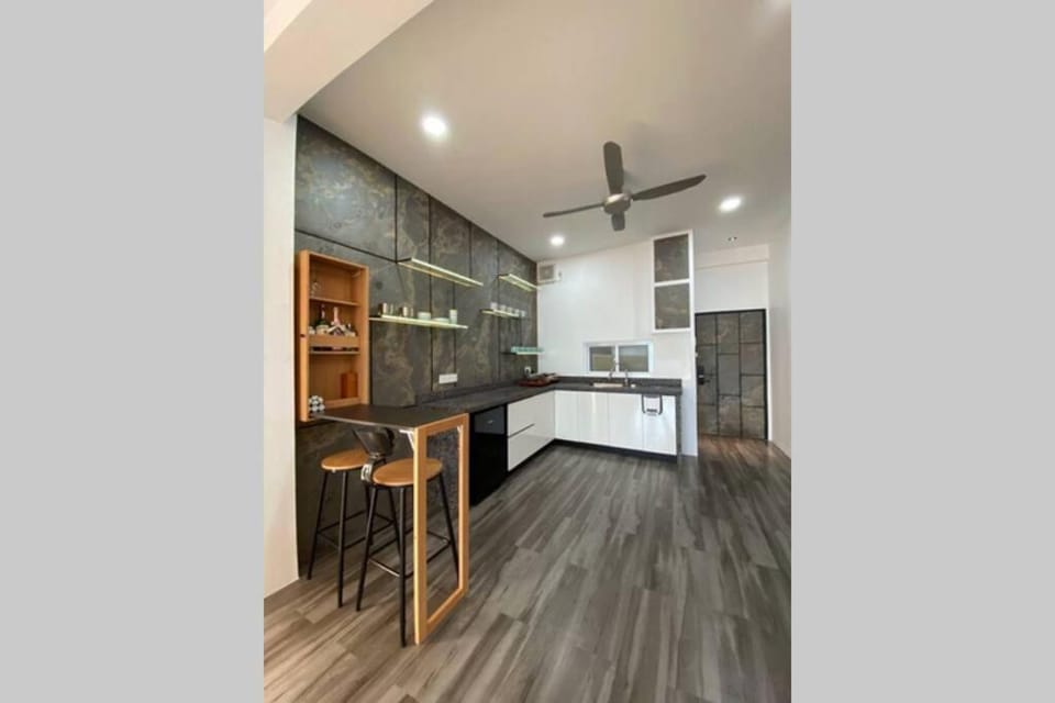 Kitchen or kitchenette, Dining area, oven