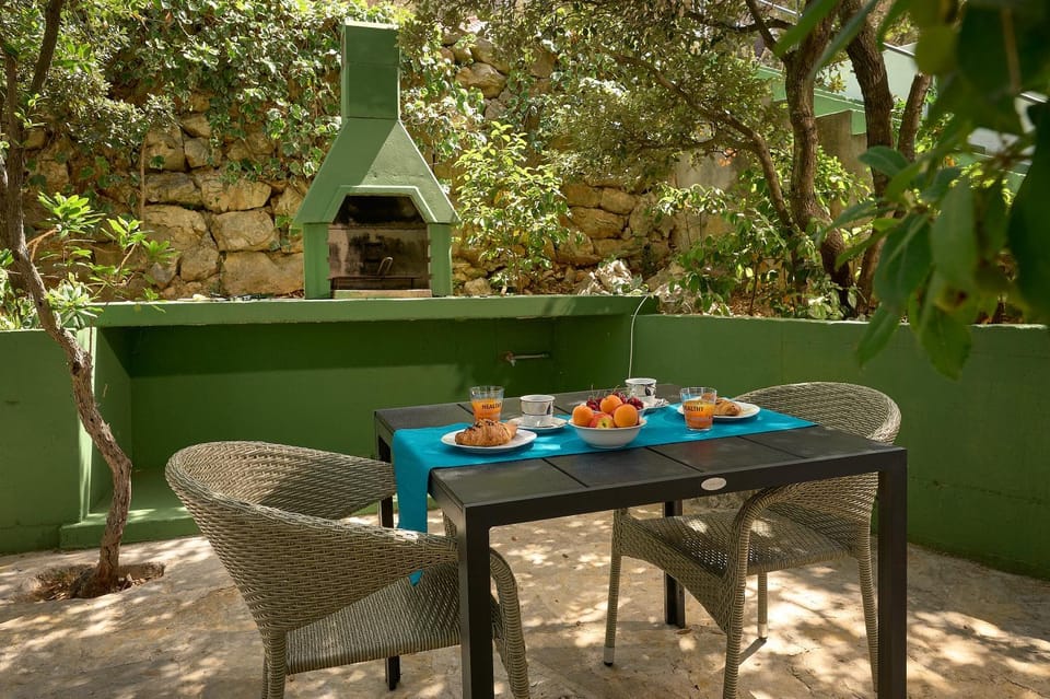 BBQ facilities, Garden, Dining area