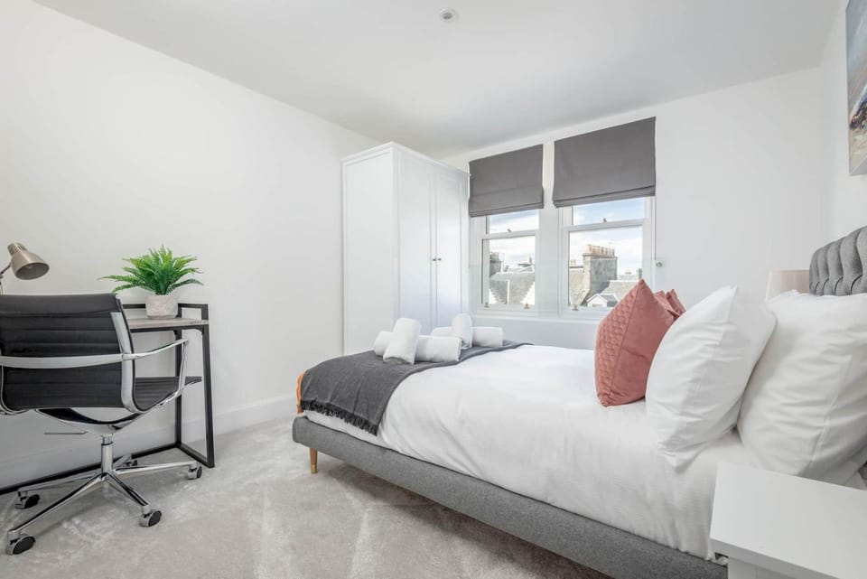 Bed, Photo of the whole room, Seating area, Bedroom