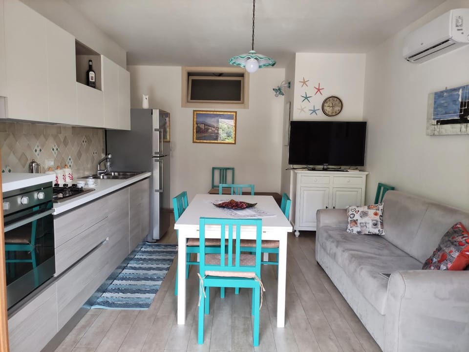 Kitchen or kitchenette, Living room, Seating area, Dining area