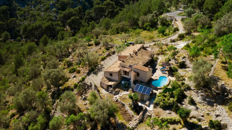 Property building, Natural landscape, Balcony/Terrace, Mountain view, Swimming pool