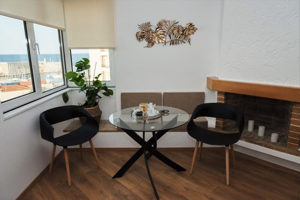 Seating area, Dining area