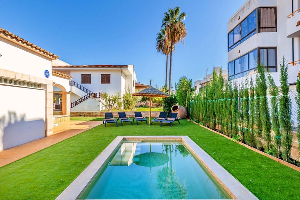 Swimming pool, sunbed