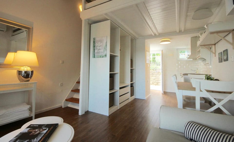 Kitchen or kitchenette, Seating area, Dining area