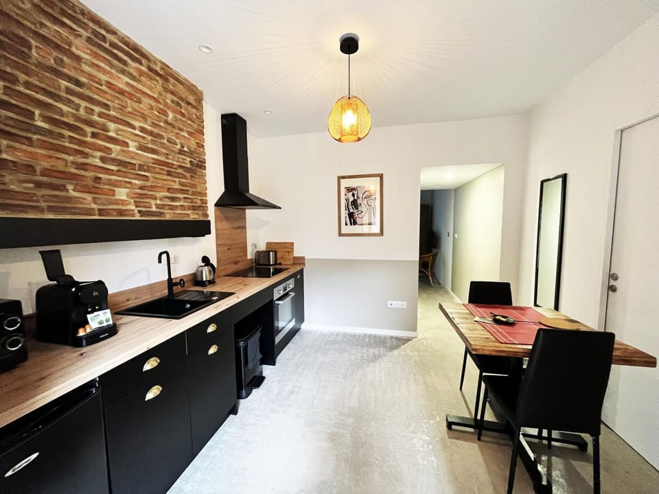 Kitchen or kitchenette, Dining area