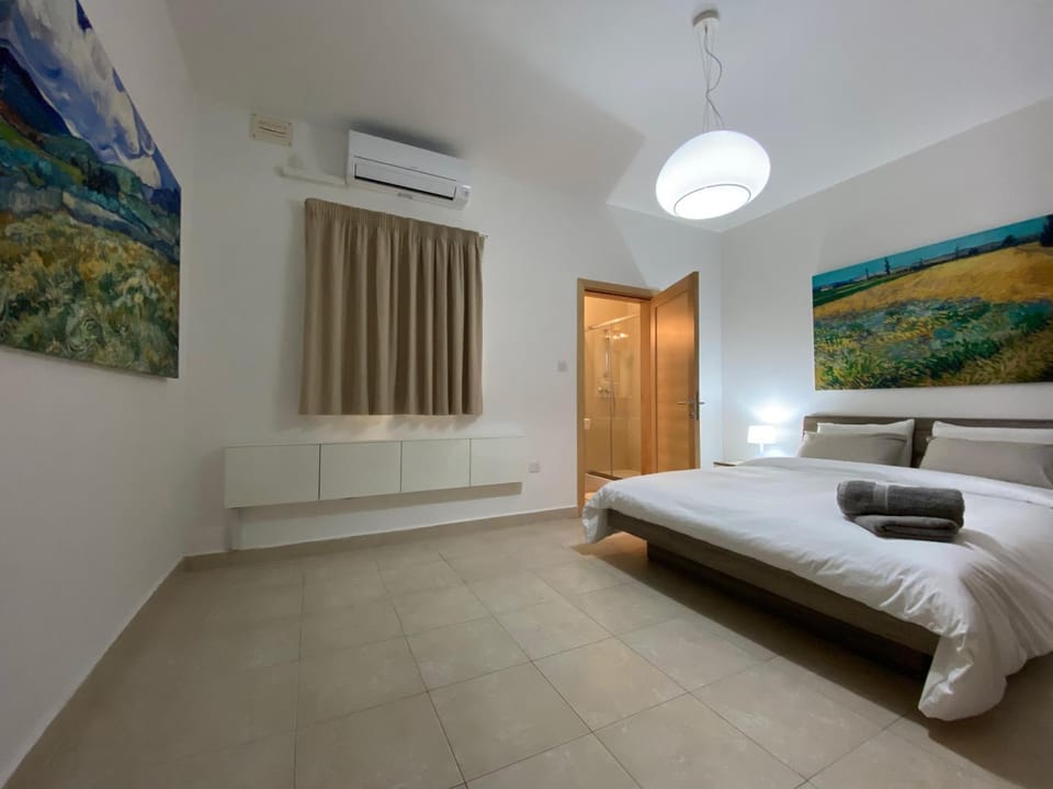 Shower, Bed, Bedroom
