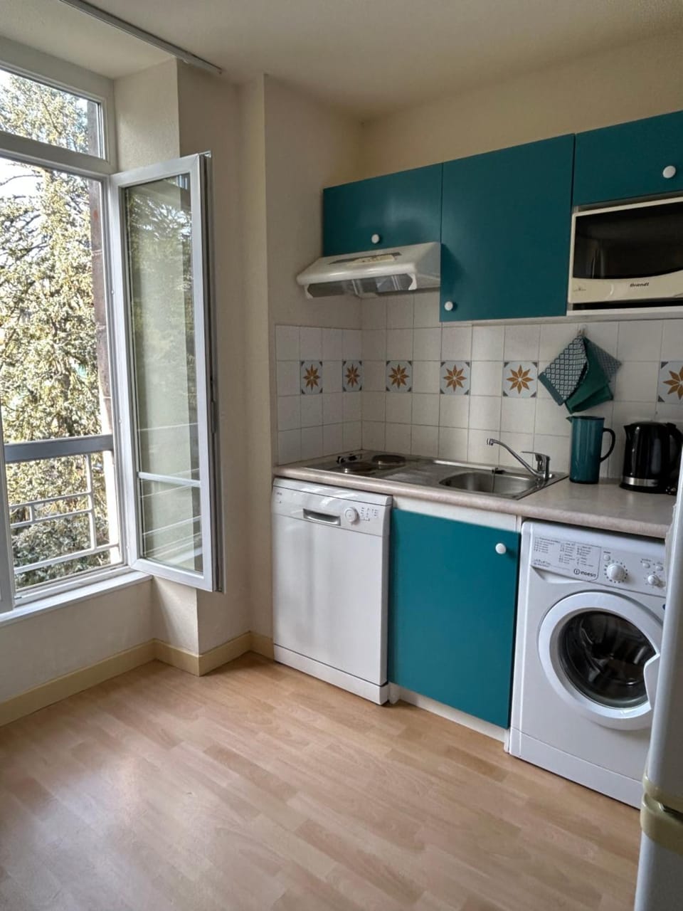 Kitchen or kitchenette, dishwasher, washing machine