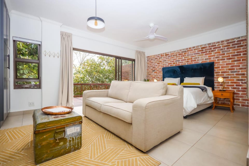 Bed, Photo of the whole room, Seating area, Bedroom, fireplace