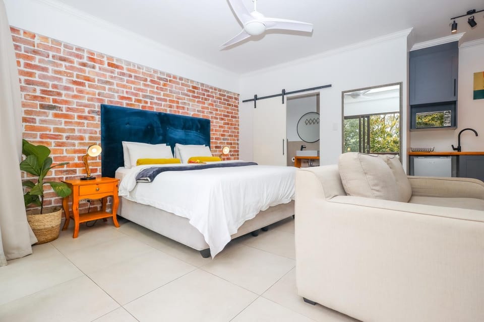 Bed, Photo of the whole room, fireplace