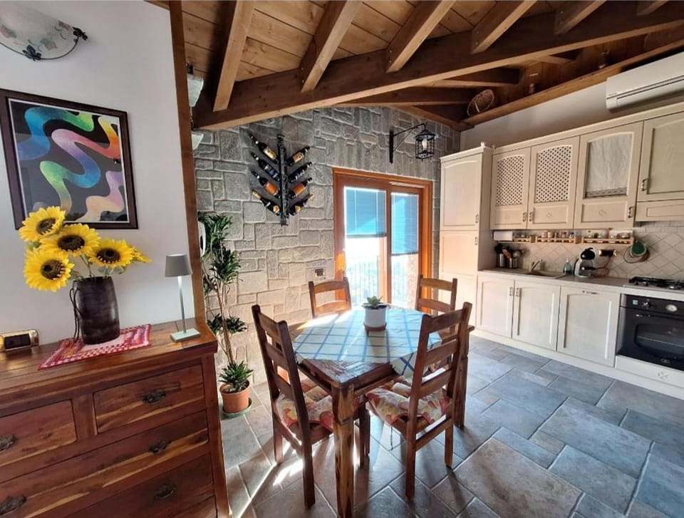 Kitchen or kitchenette, Dining area, dishwasher, pet friendly, stove