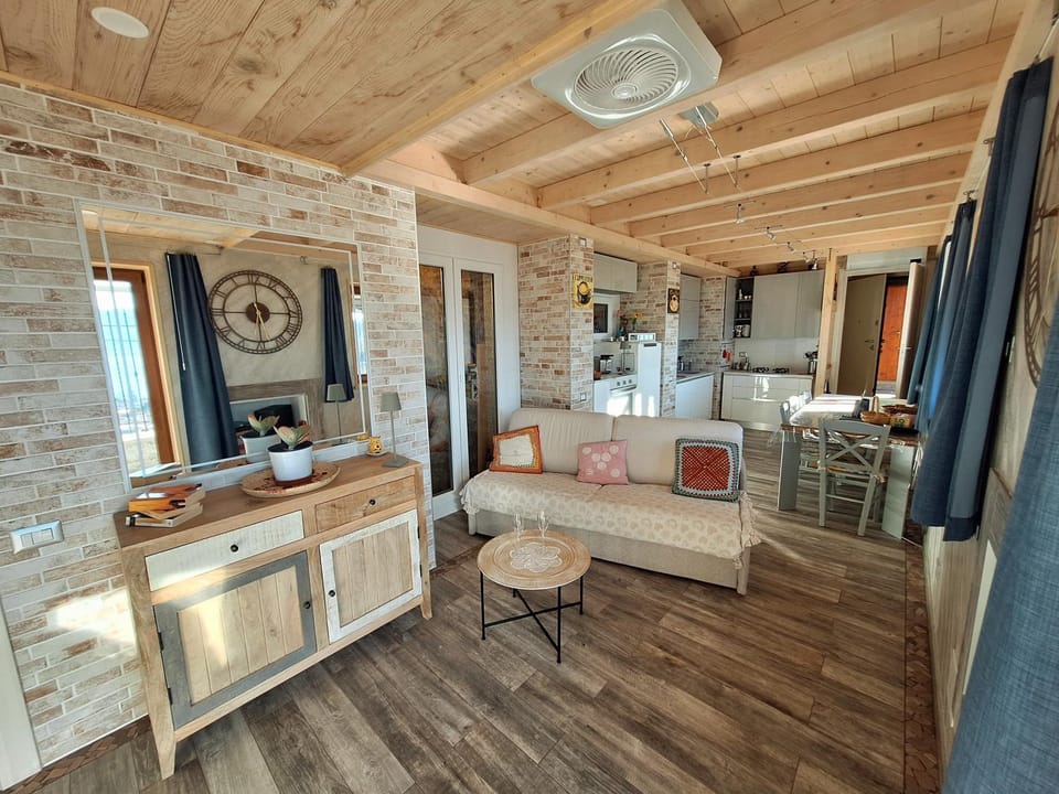 Kitchen or kitchenette, Seating area