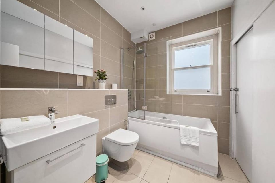3 Bedroom Duplex Penthouse In Camden Apartment in London Borough of Islington