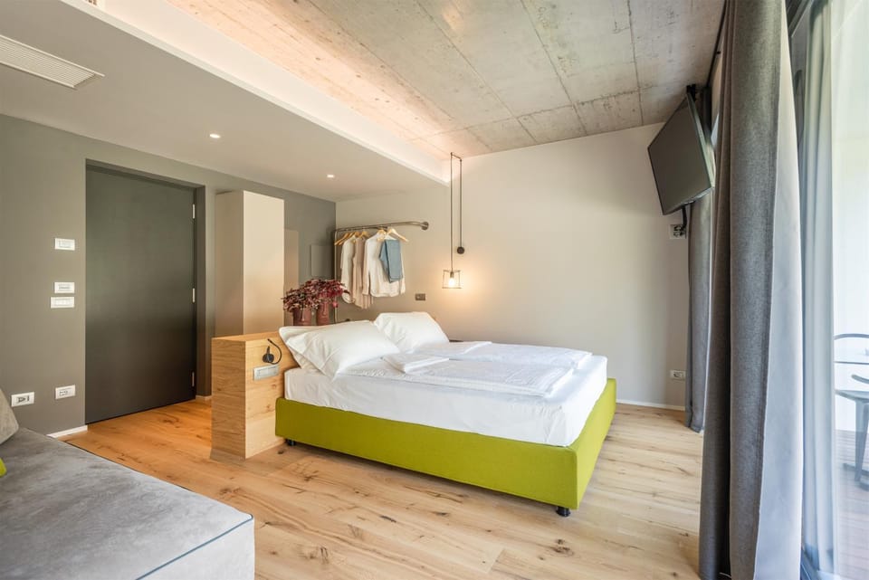Bed, TV and multimedia, Photo of the whole room, wardrobe