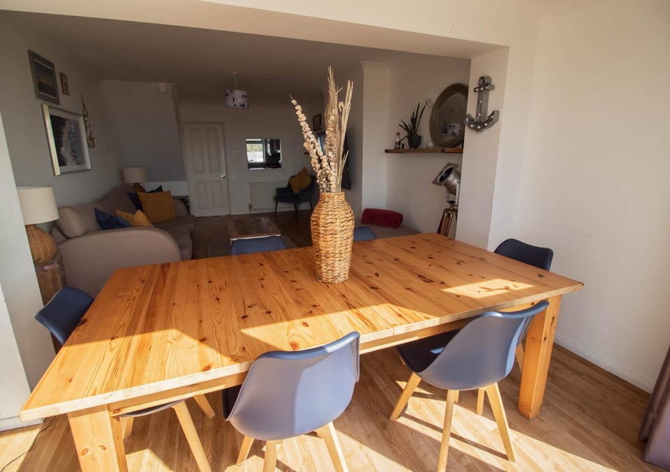 Living room, Seating area, Dining area, internet