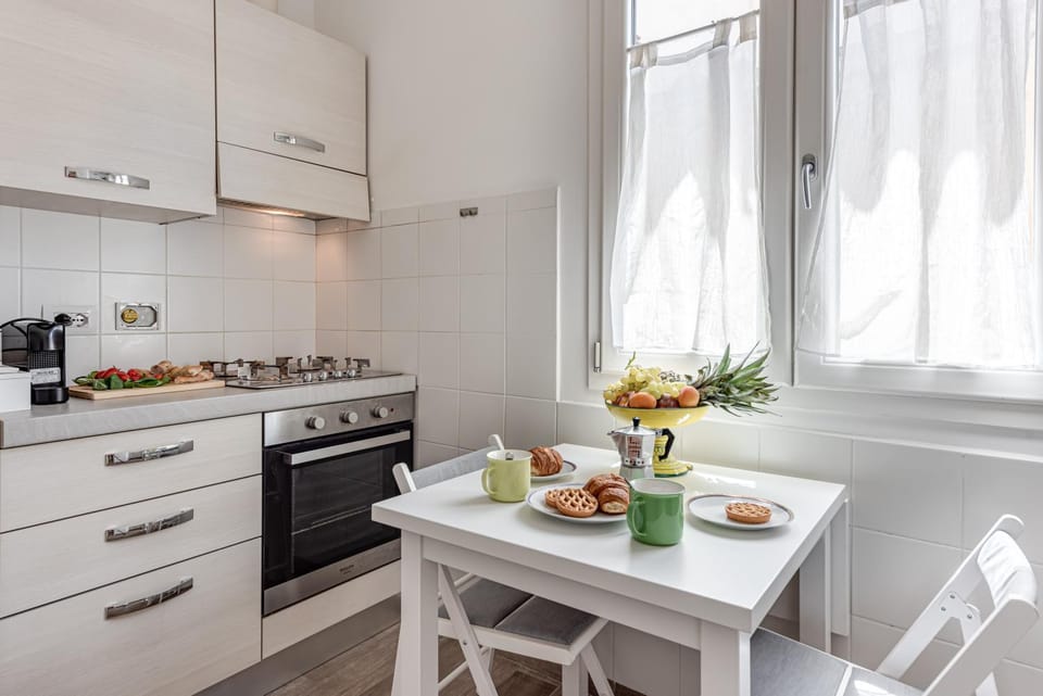 Coffee/tea facilities, Kitchen or kitchenette, Dining area, stove