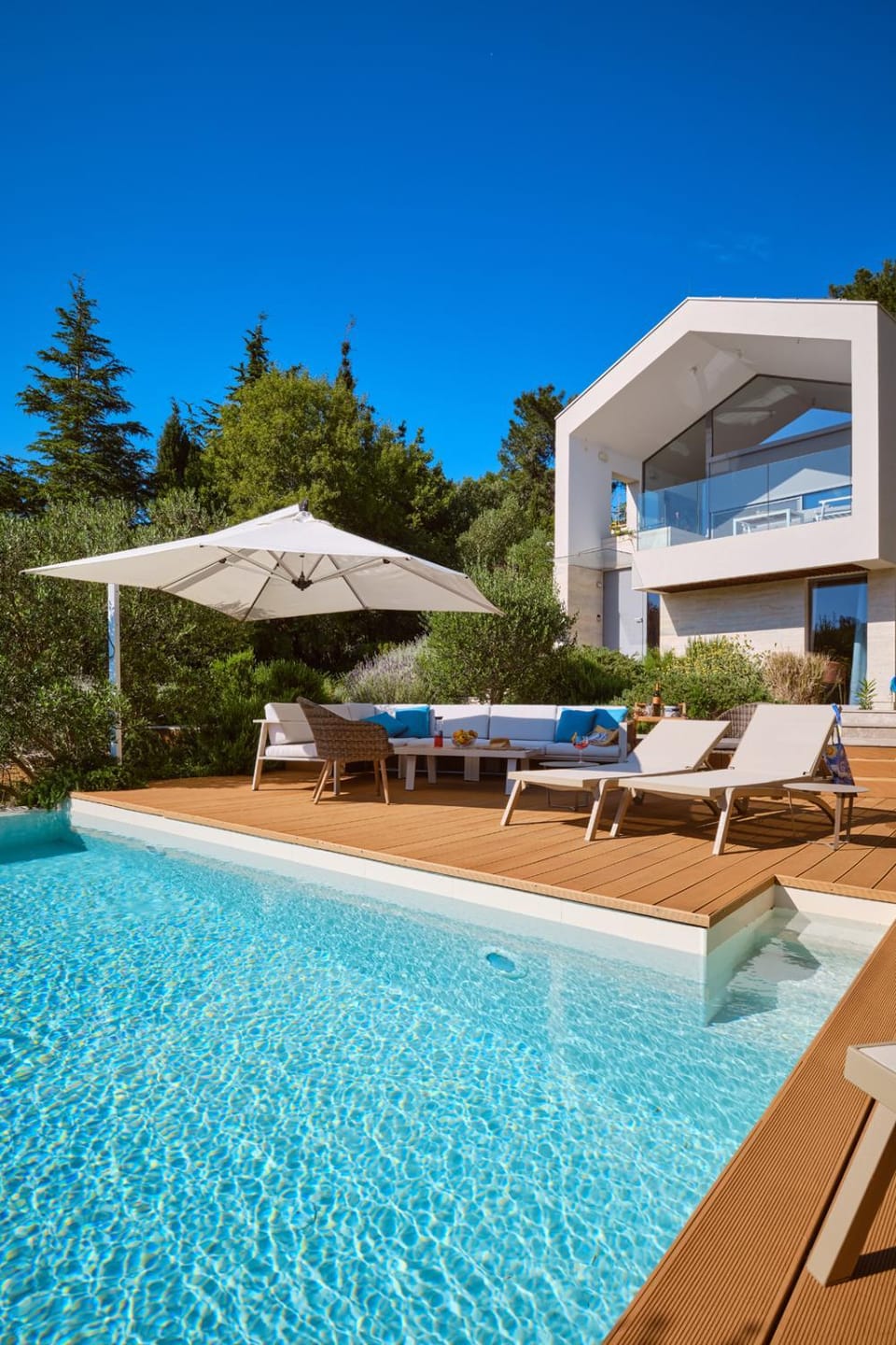 Swimming pool, sunbed