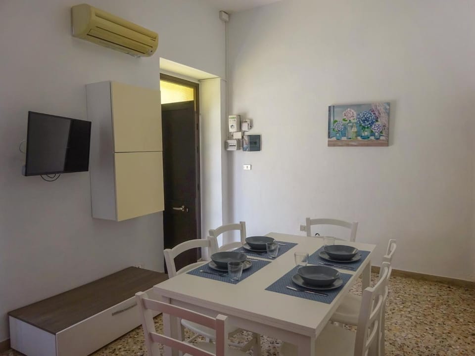 Property building, Kitchen or kitchenette, Living room